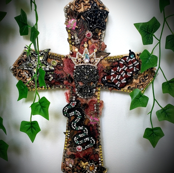 "Couture Chaos" handmade, designer inspired wall cross - Picture 6 of 7
